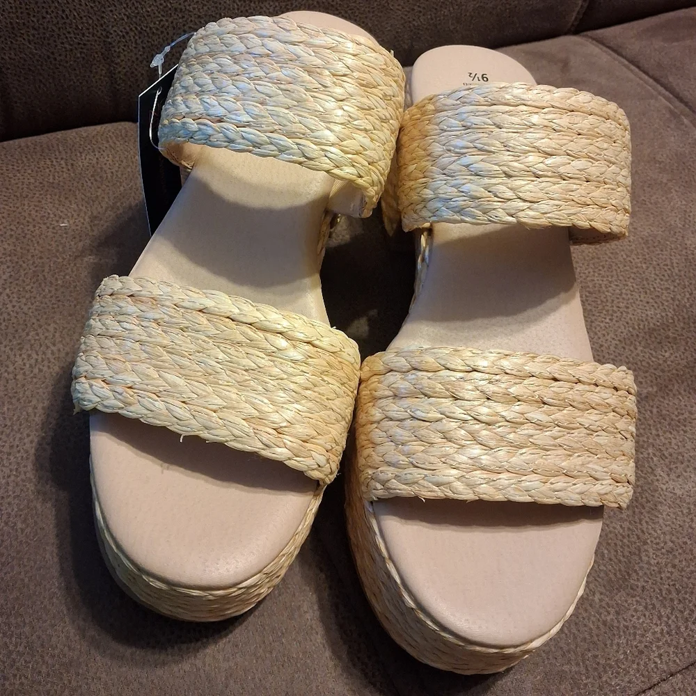No Boundaries Women's Two Band Woven Platform Sandals Raffia 9 1/2